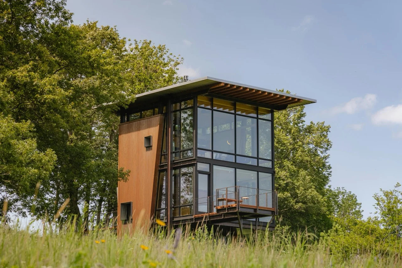 Zonnepanelen accu-opslag en laadstations